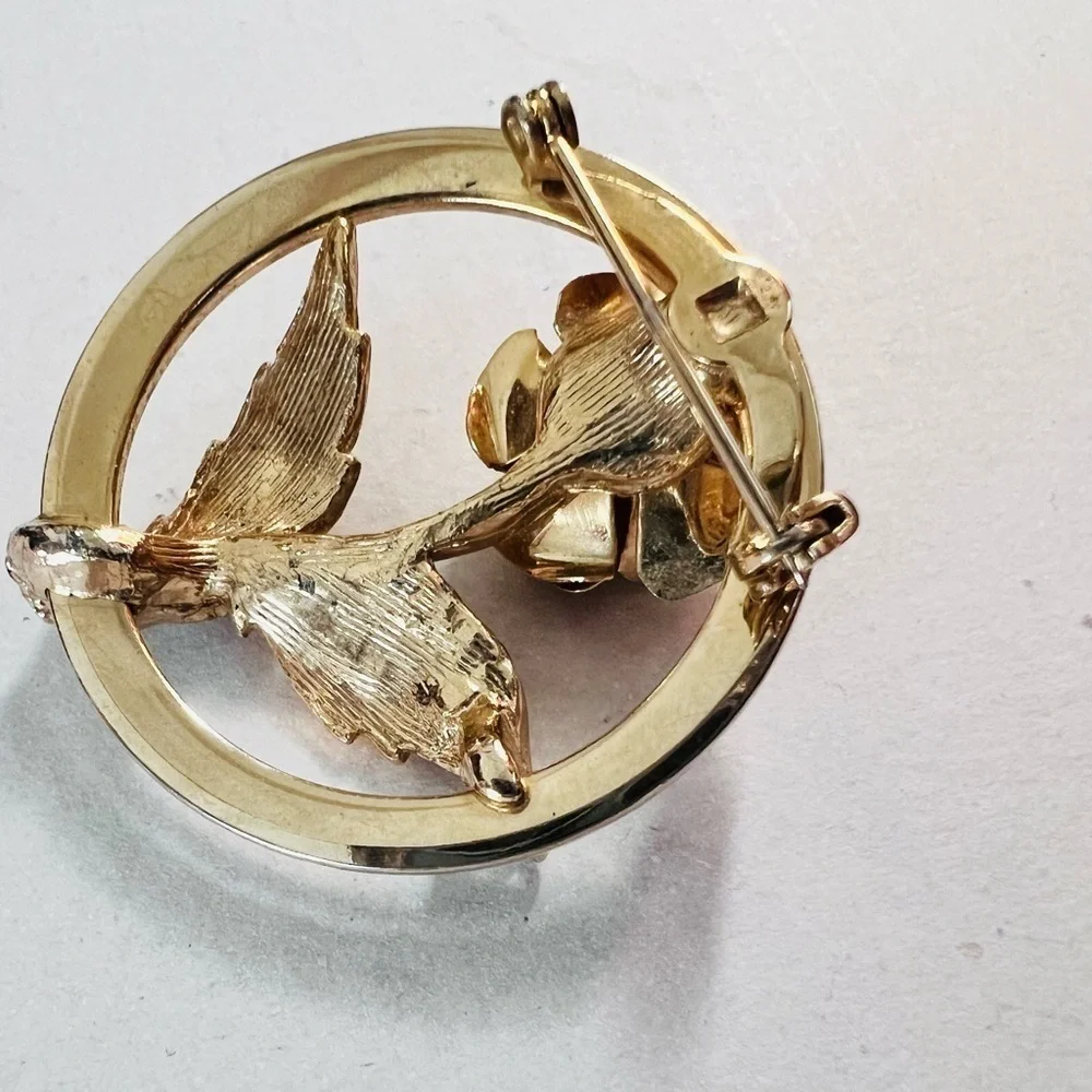 𝅺VINTAGE 70s‎ Goldtone Faux pearl flower brooch